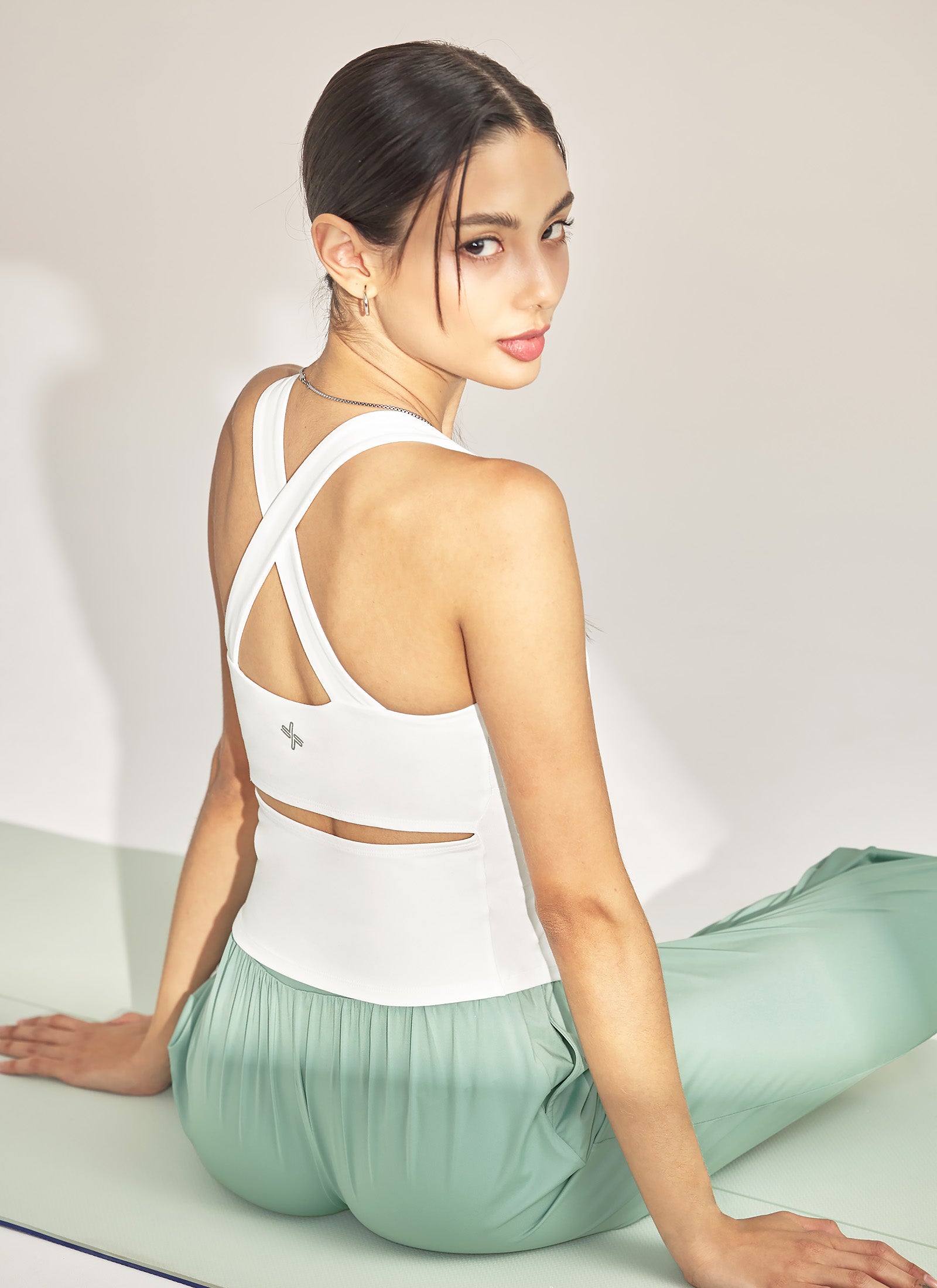[1+1] Back Slit Round Top