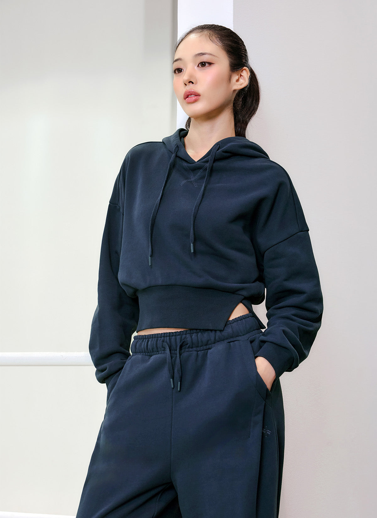 Softly One-Slit Cropped Hoodie